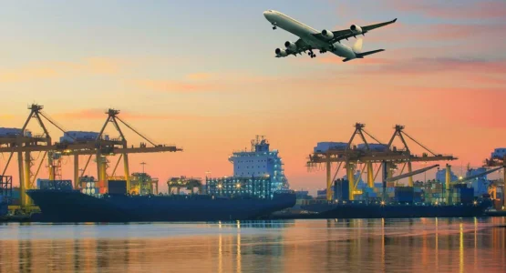 مقارنة الشحن الجوي والبحري